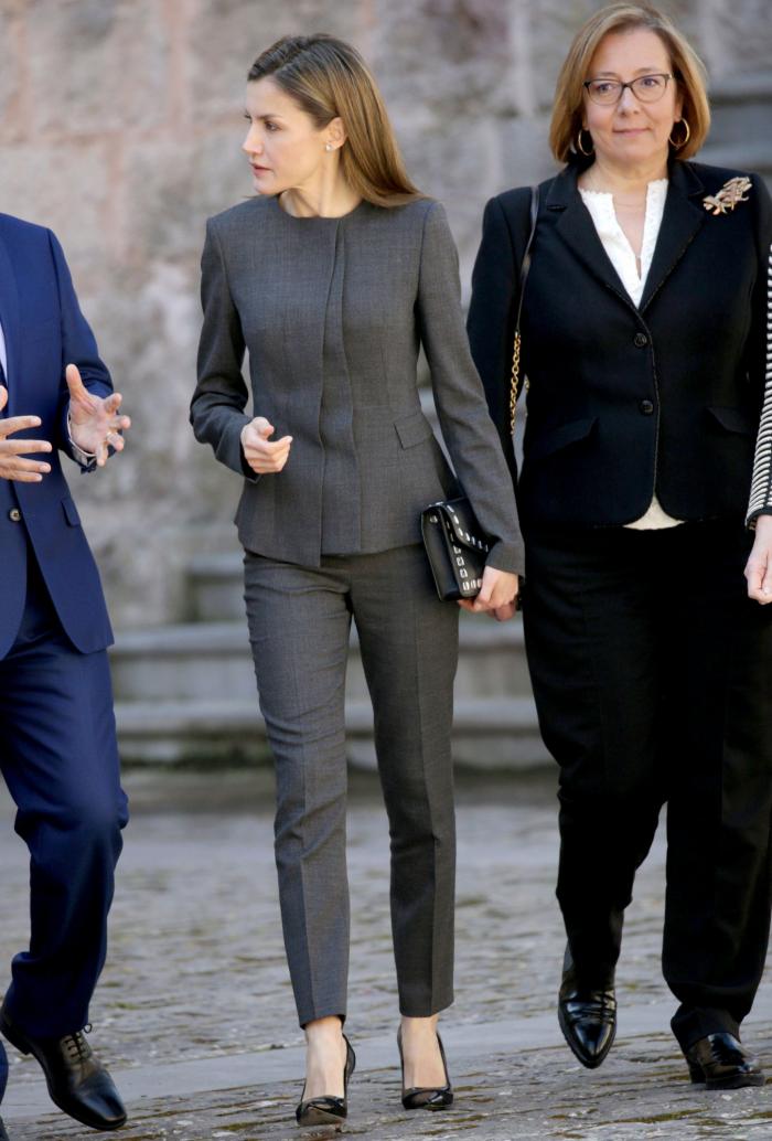 La reina Letizia recicla una falda de hace 13 años