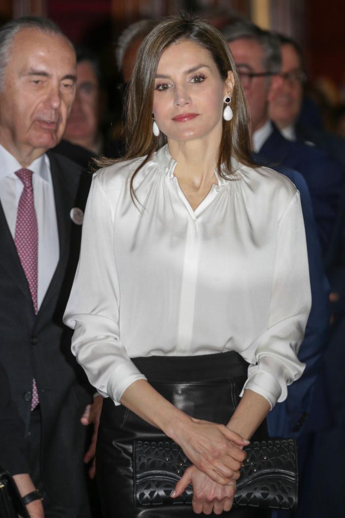 La reina Letizia recicla una falda de hace 13 años