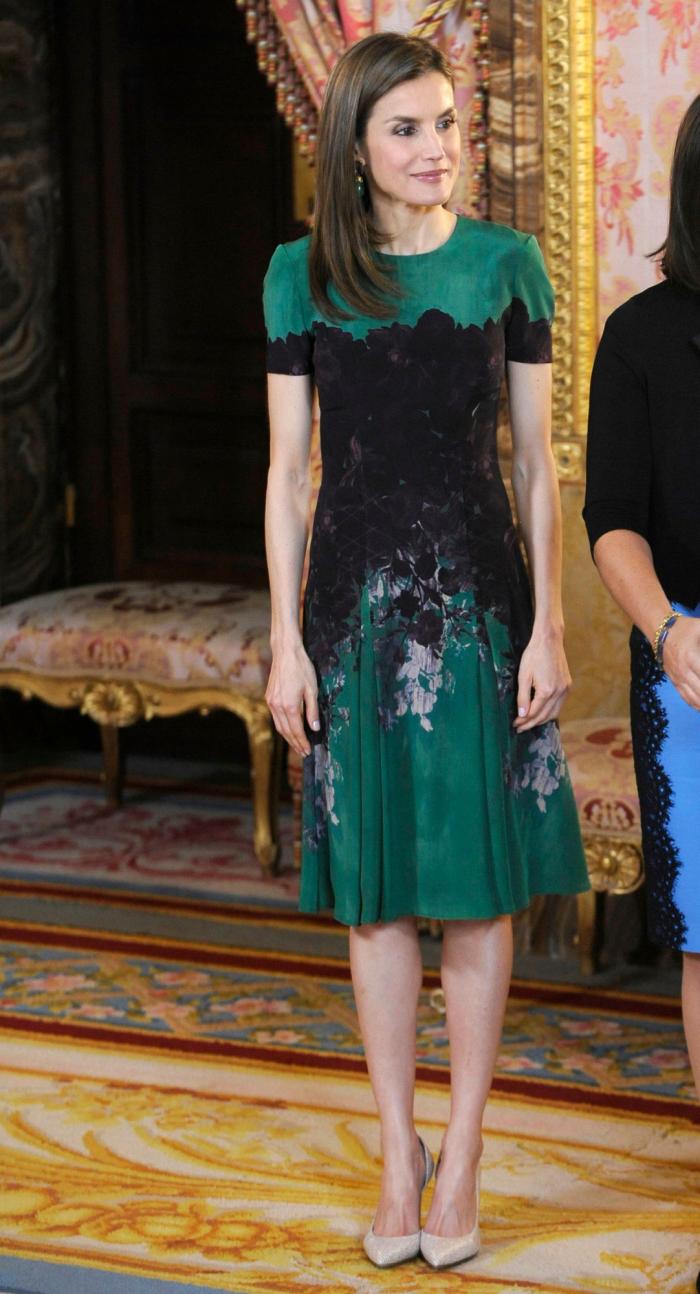 La reina Letizia recicla una falda de hace 13 años