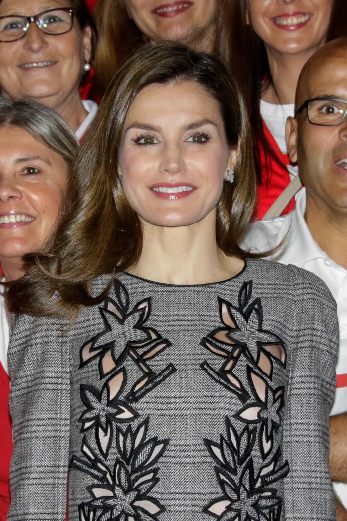 La reina Letizia recicla una falda de hace 13 años