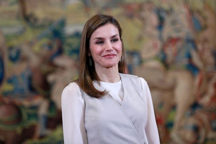 La reina Letizia recicla una falda de hace 13 años
