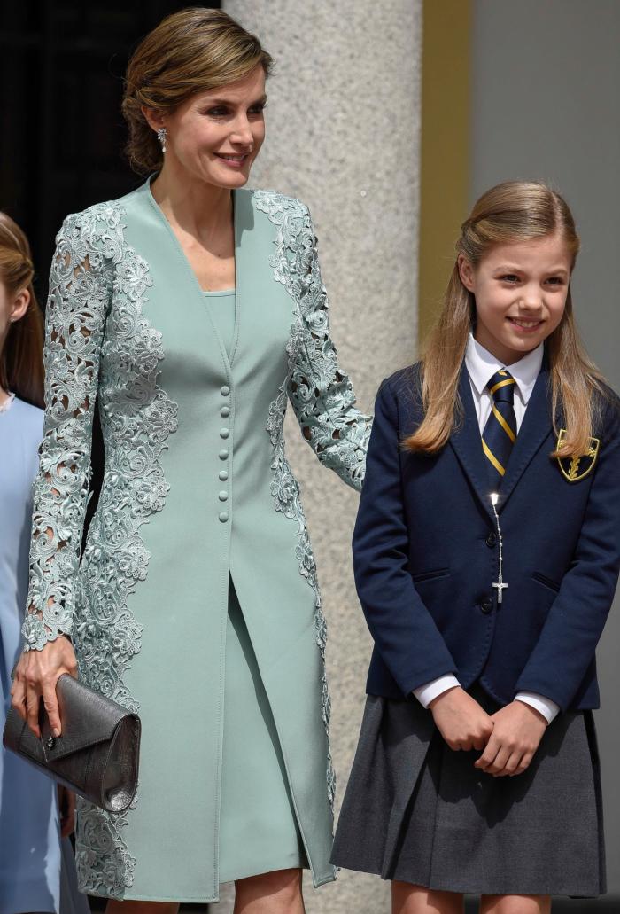 La reina Letizia recicla una falda de hace 13 años
