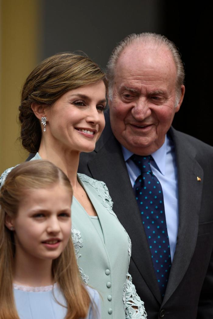 La reina Letizia recicla una falda de hace 13 años