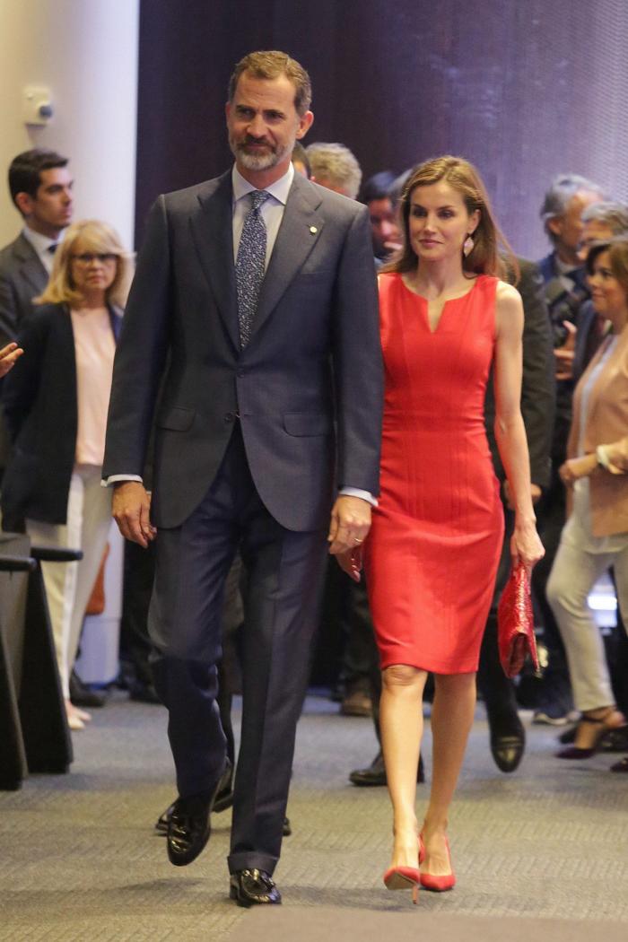 La reina Letizia recicla una falda de hace 13 años