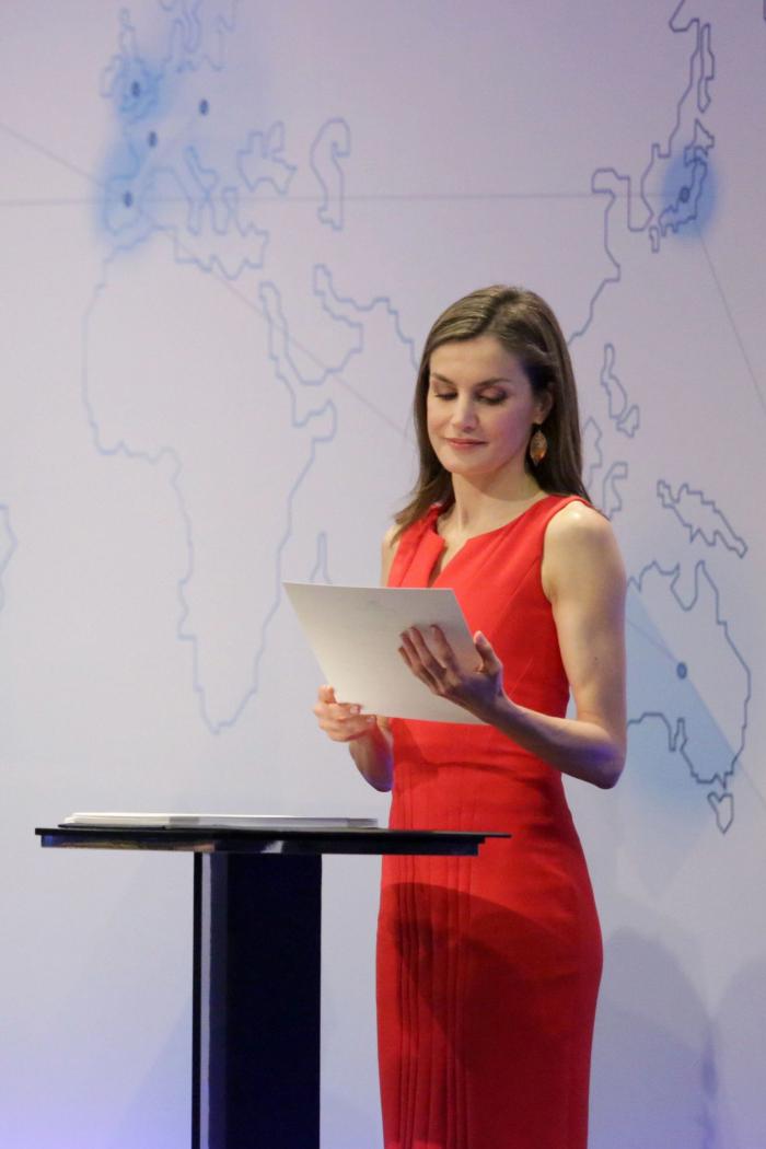 La reina Letizia recicla una falda de hace 13 años