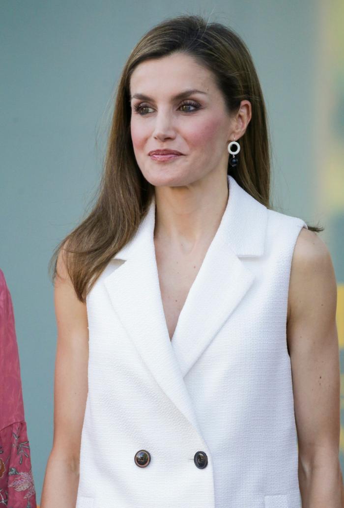 La reina Letizia recicla una falda de hace 13 años
