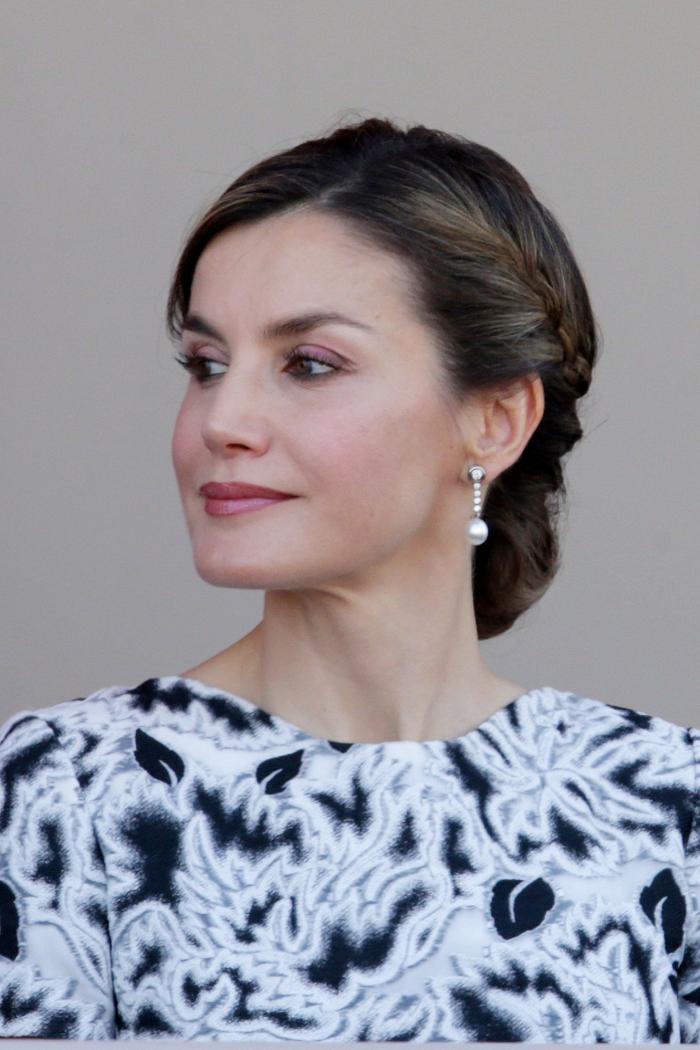 La reina Letizia recicla una falda de hace 13 años