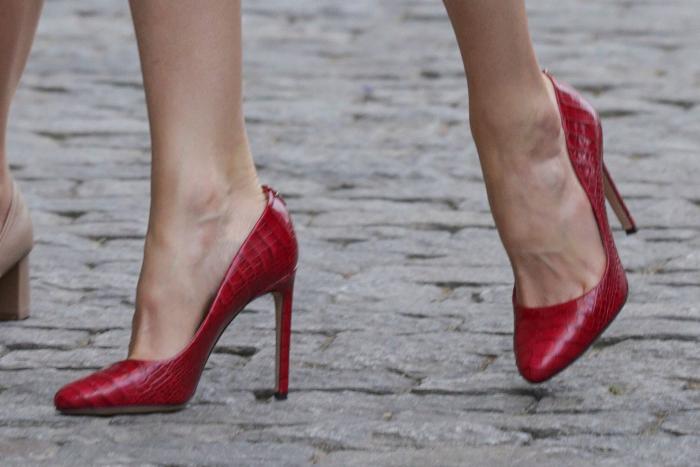 La reina Letizia recicla una falda de hace 13 años