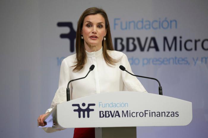 La reina Letizia recicla una falda de hace 13 años