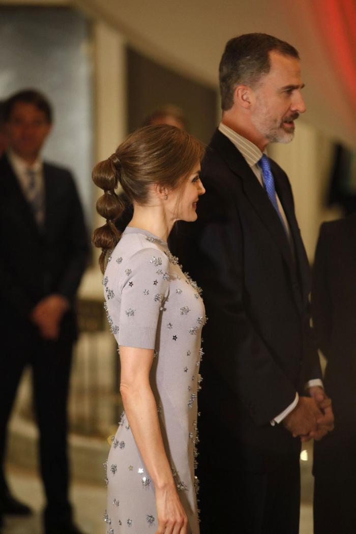 La reina Letizia recicla una falda de hace 13 años