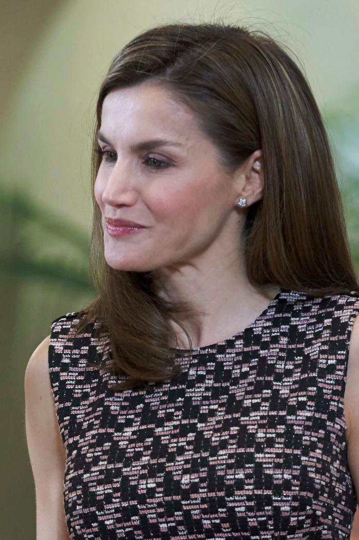 La reina Letizia recicla una falda de hace 13 años