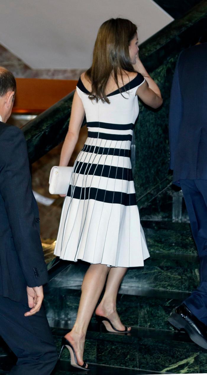 La reina Letizia recicla una falda de hace 13 años