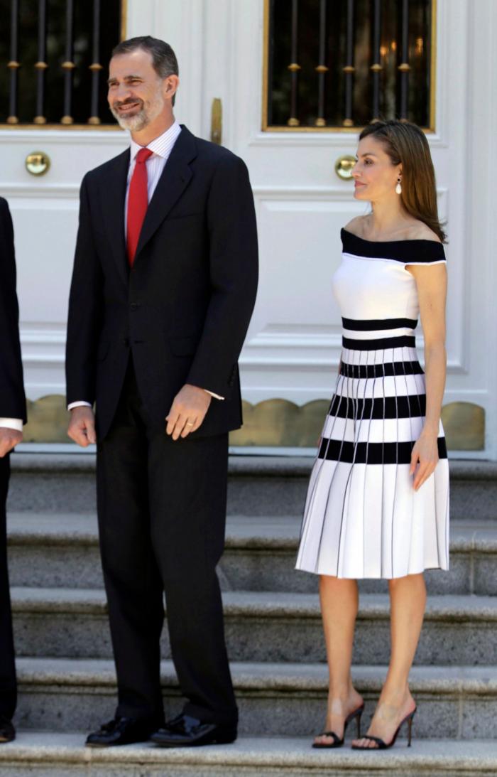 La reina Letizia recicla una falda de hace 13 años