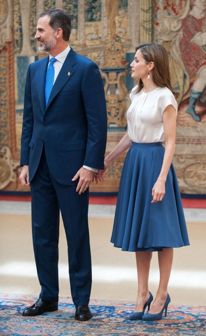 La reina Letizia recicla una falda de hace 13 años