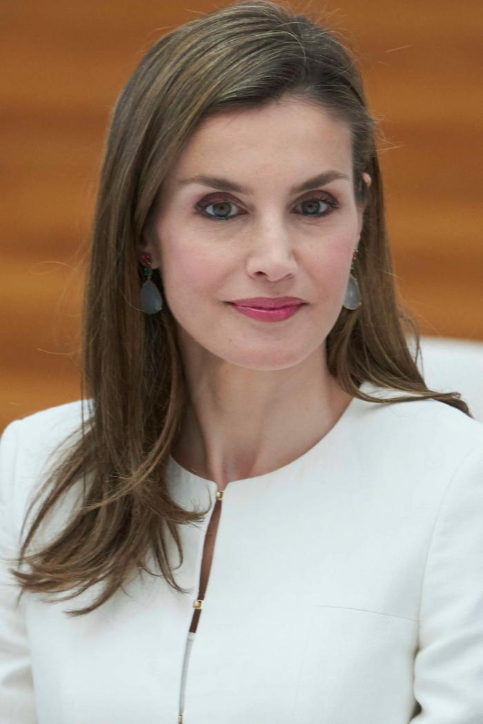 La reina Letizia recicla una falda de hace 13 años
