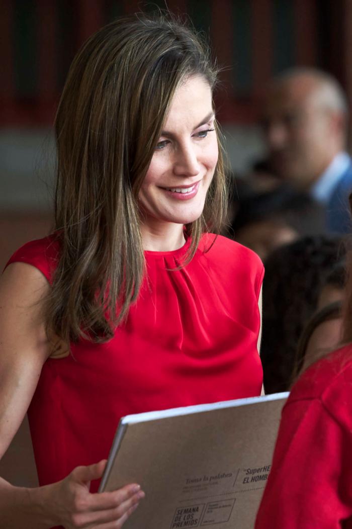 La reina Letizia recicla una falda de hace 13 años