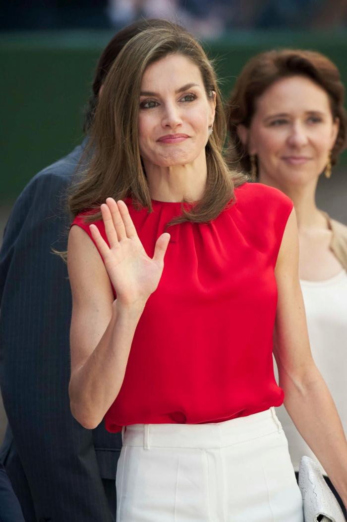 La reina Letizia recicla una falda de hace 13 años