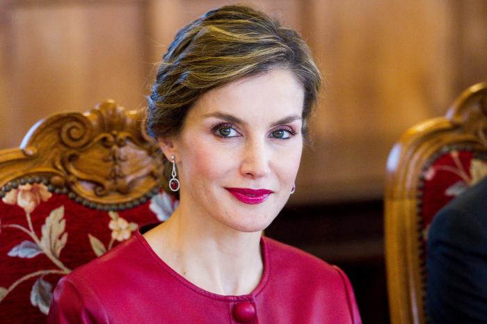 La reina Letizia recicla una falda de hace 13 años