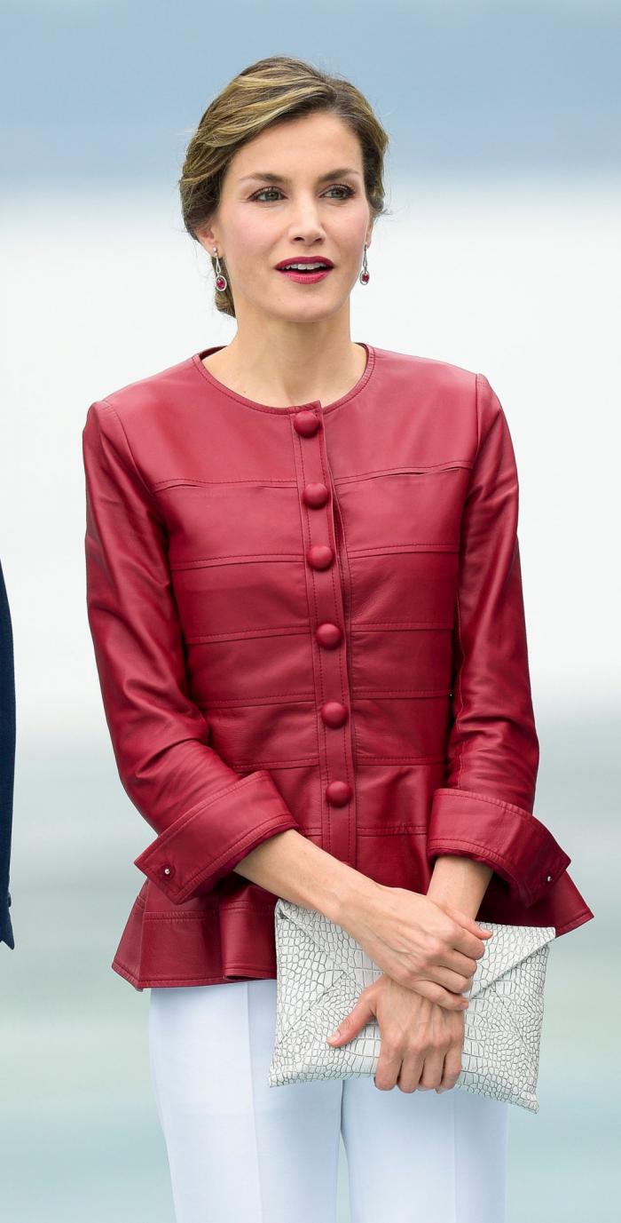 La reina Letizia recicla una falda de hace 13 años