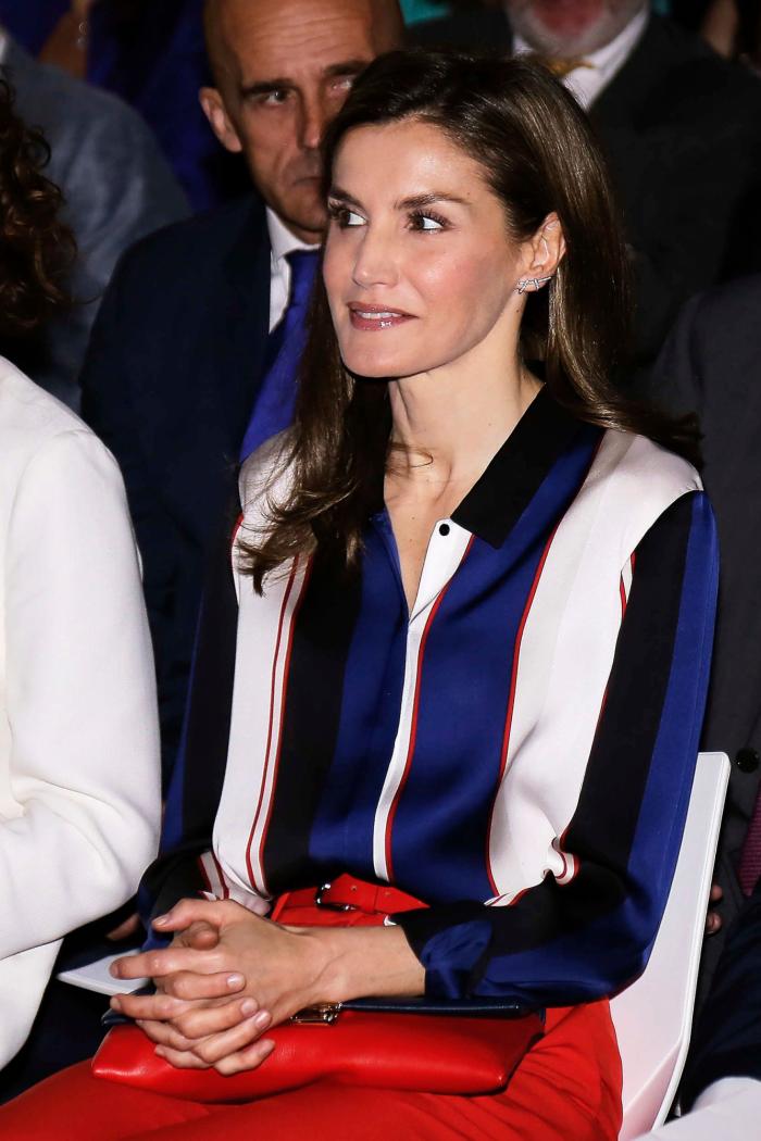 La reina Letizia recicla una falda de hace 13 años