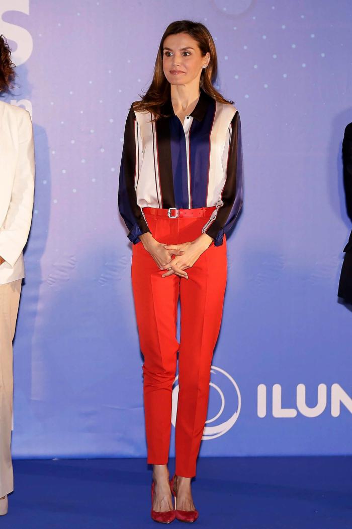 La reina Letizia recicla una falda de hace 13 años