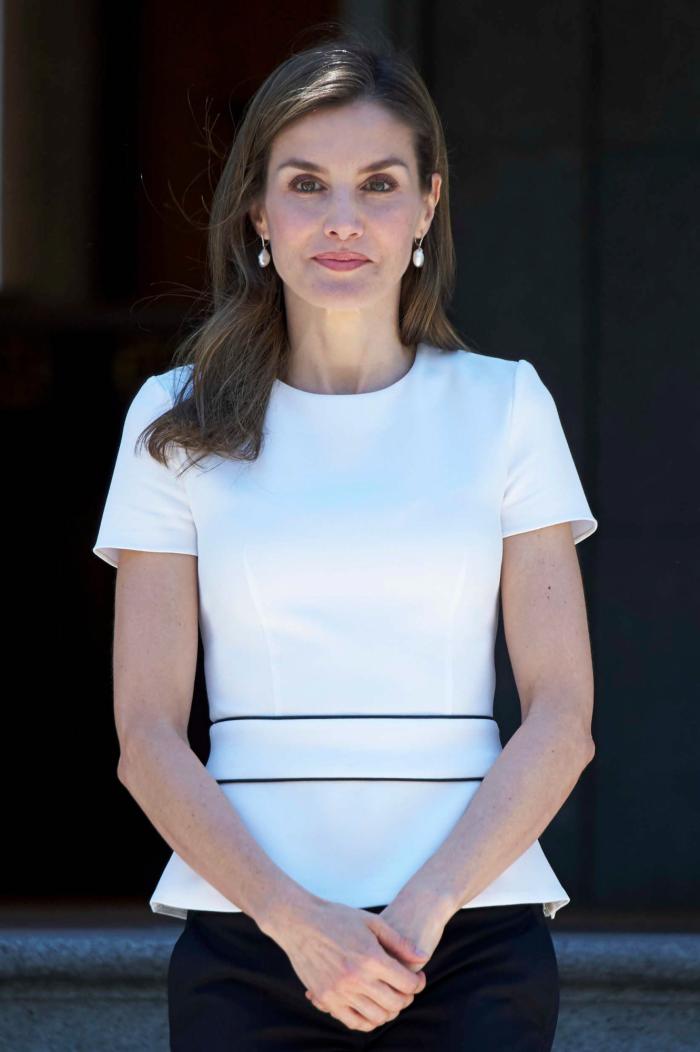 La reina Letizia recicla una falda de hace 13 años