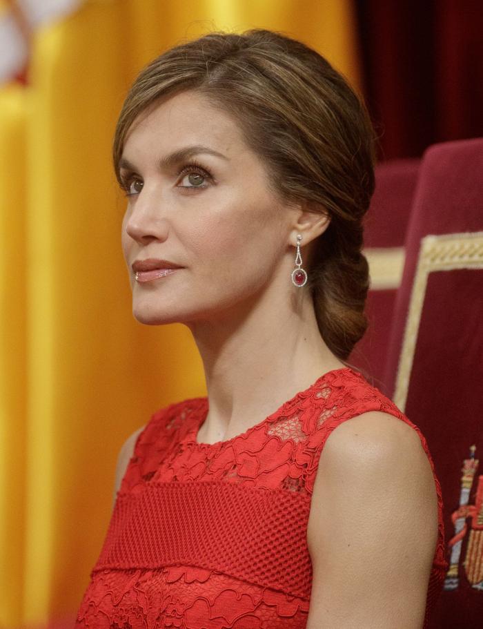 La reina Letizia recicla una falda de hace 13 años
