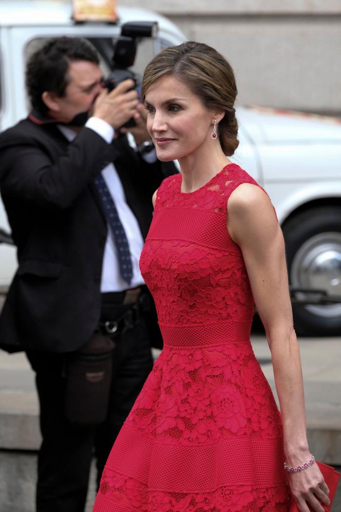 La reina Letizia recicla una falda de hace 13 años