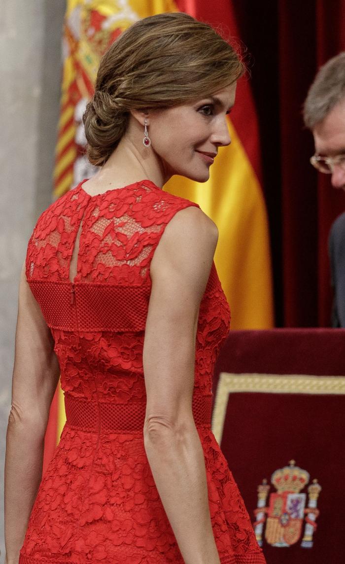 La reina Letizia recicla una falda de hace 13 años