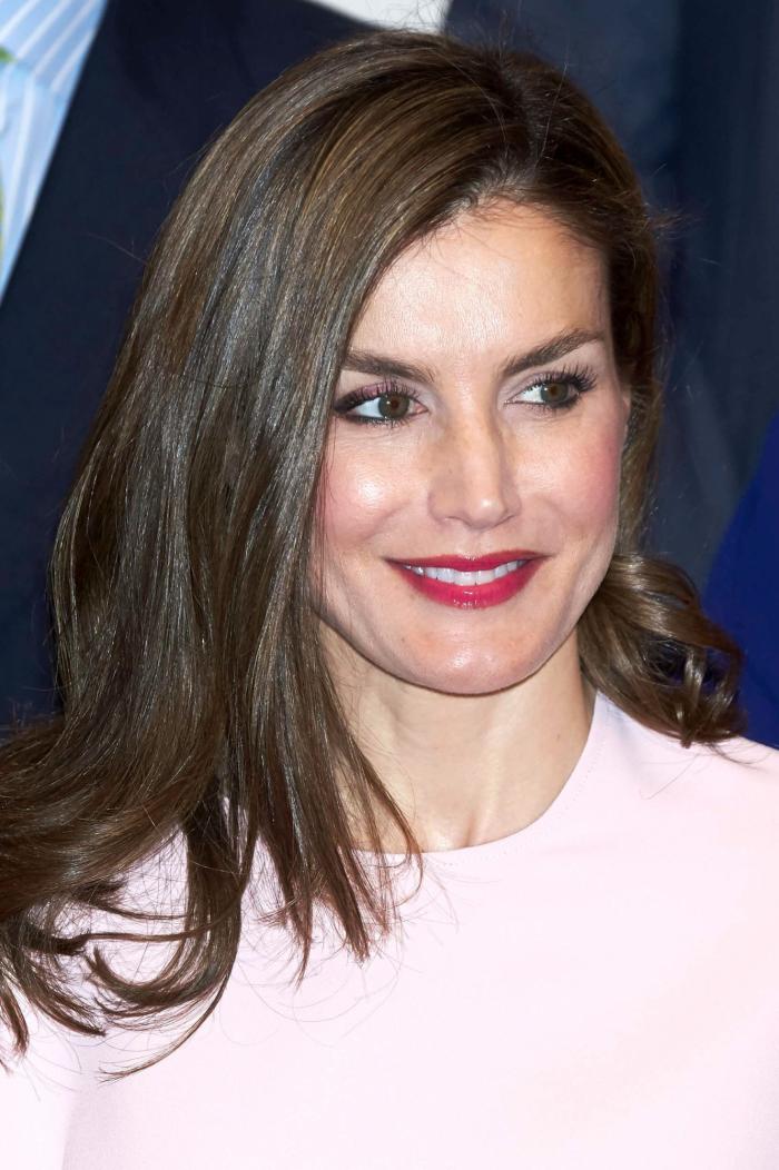 La reina Letizia recicla una falda de hace 13 años