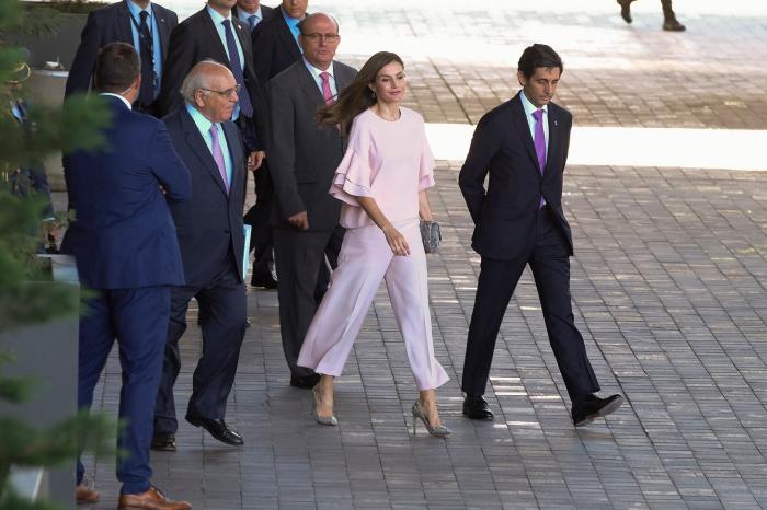 La reina Letizia recicla una falda de hace 13 años