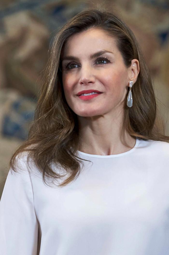La reina Letizia recicla una falda de hace 13 años