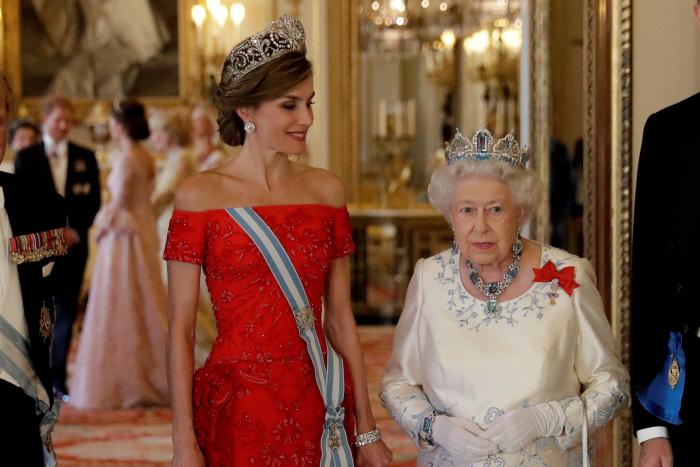 La reina Letizia recicla una falda de hace 13 años