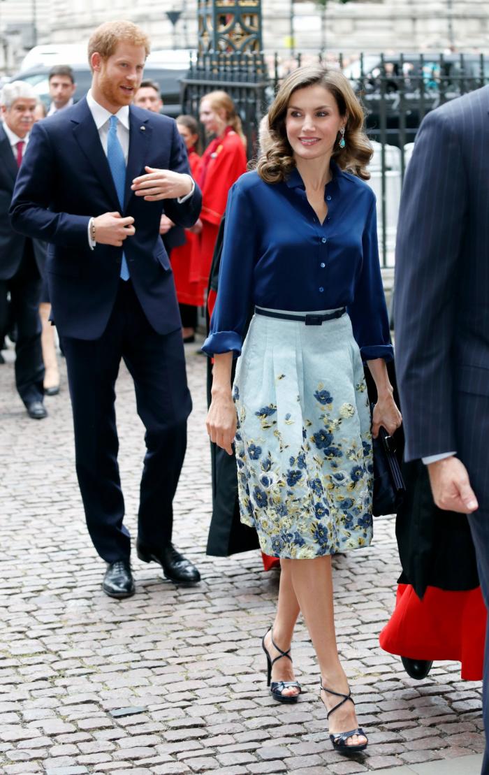 La reina Letizia recicla una falda de hace 13 años