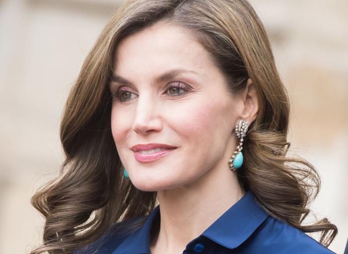 La reina Letizia recicla una falda de hace 13 años