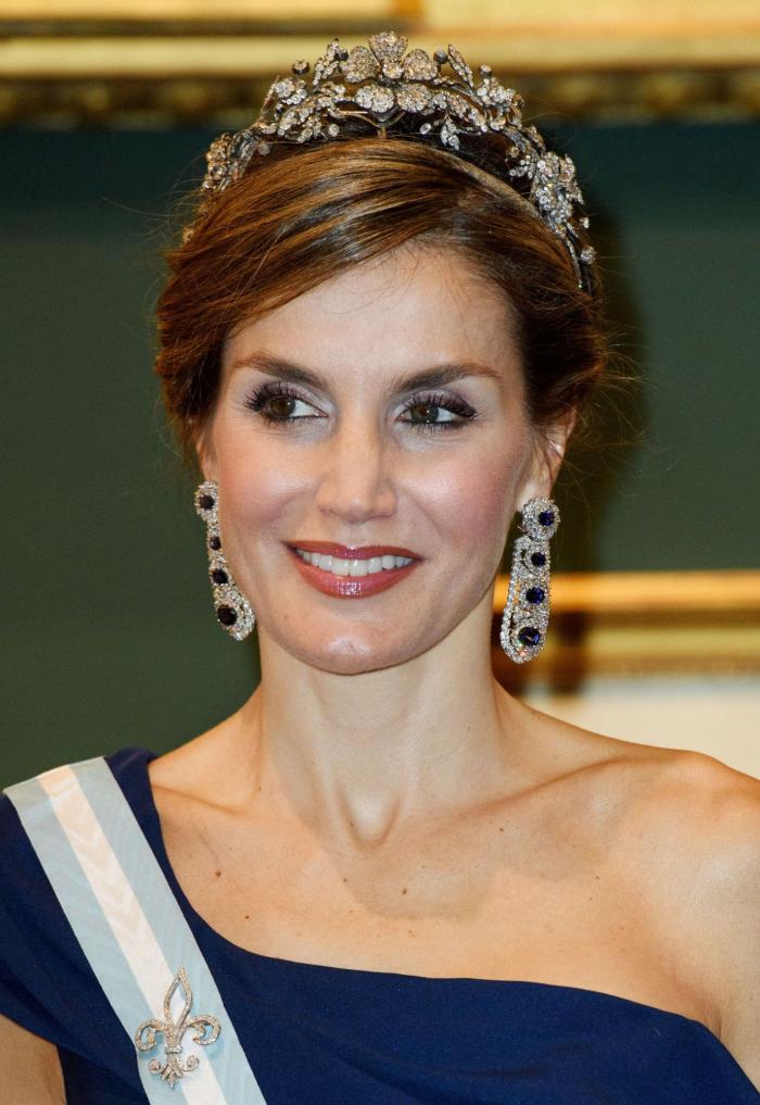 La reina Letizia recicla una falda de hace 13 años
