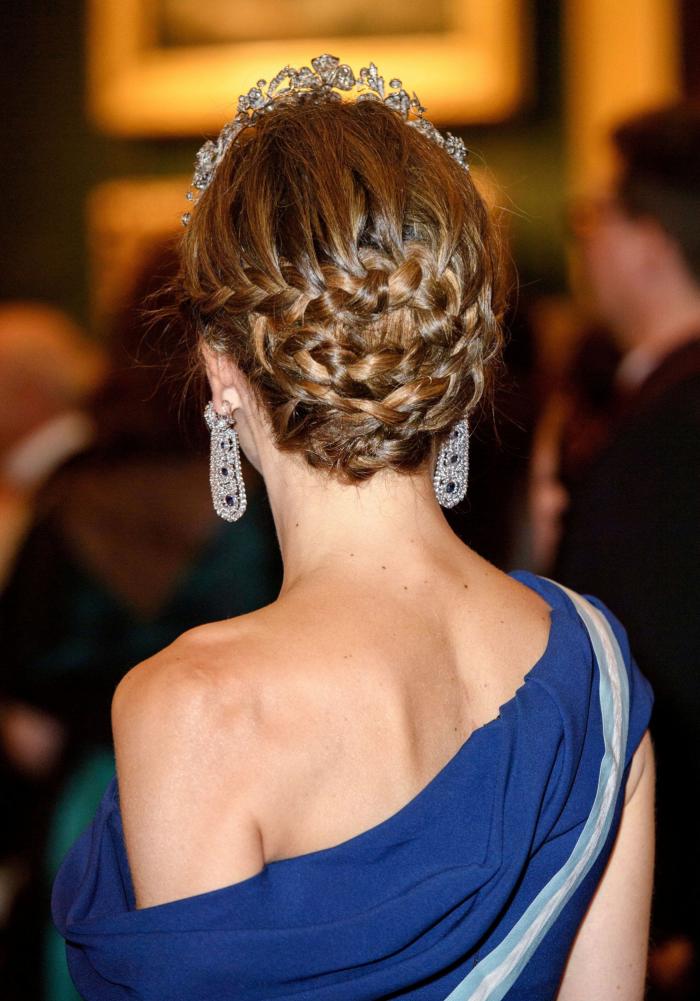 La reina Letizia recicla una falda de hace 13 años