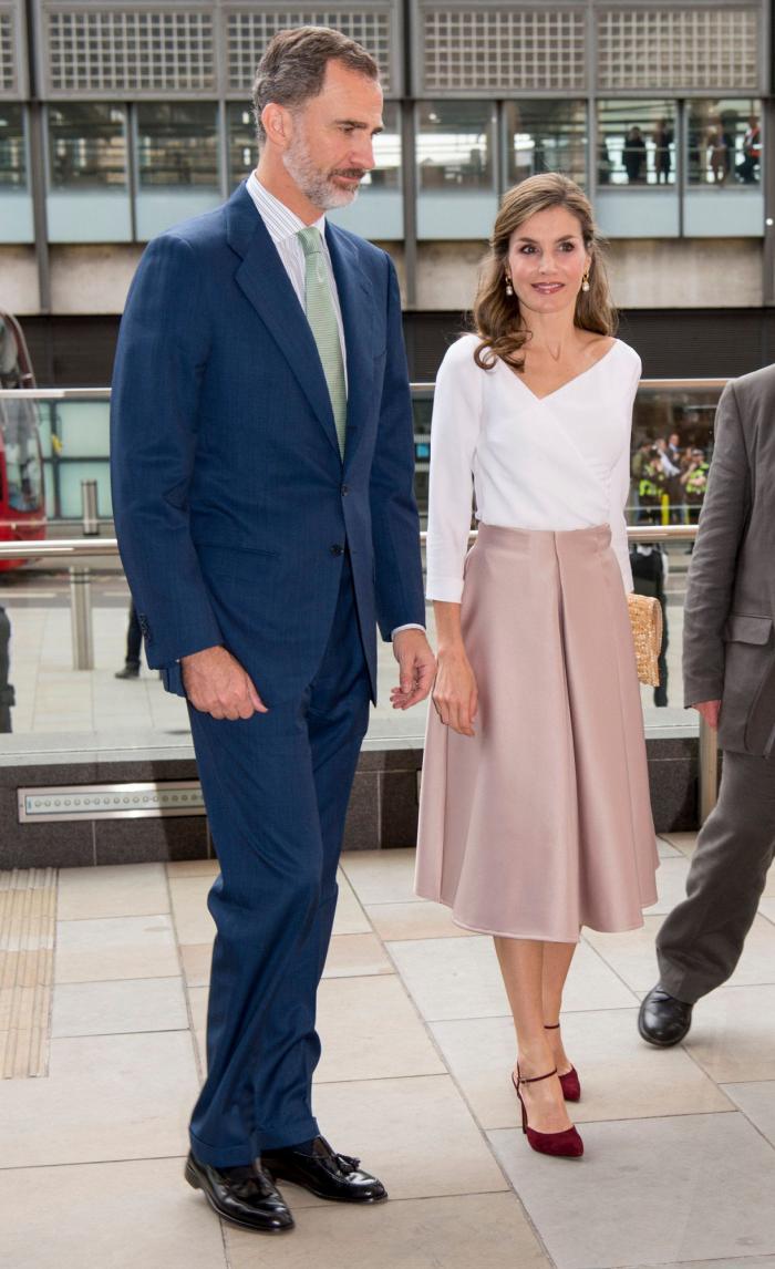 La reina Letizia recicla una falda de hace 13 años