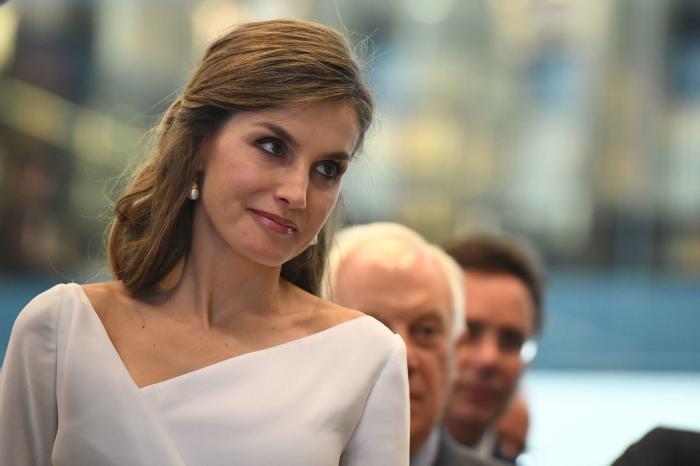 La reina Letizia recicla una falda de hace 13 años