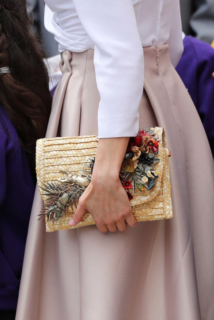 La reina Letizia recicla una falda de hace 13 años