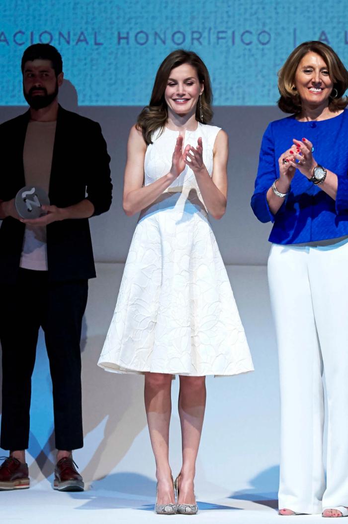 La reina Letizia recicla una falda de hace 13 años