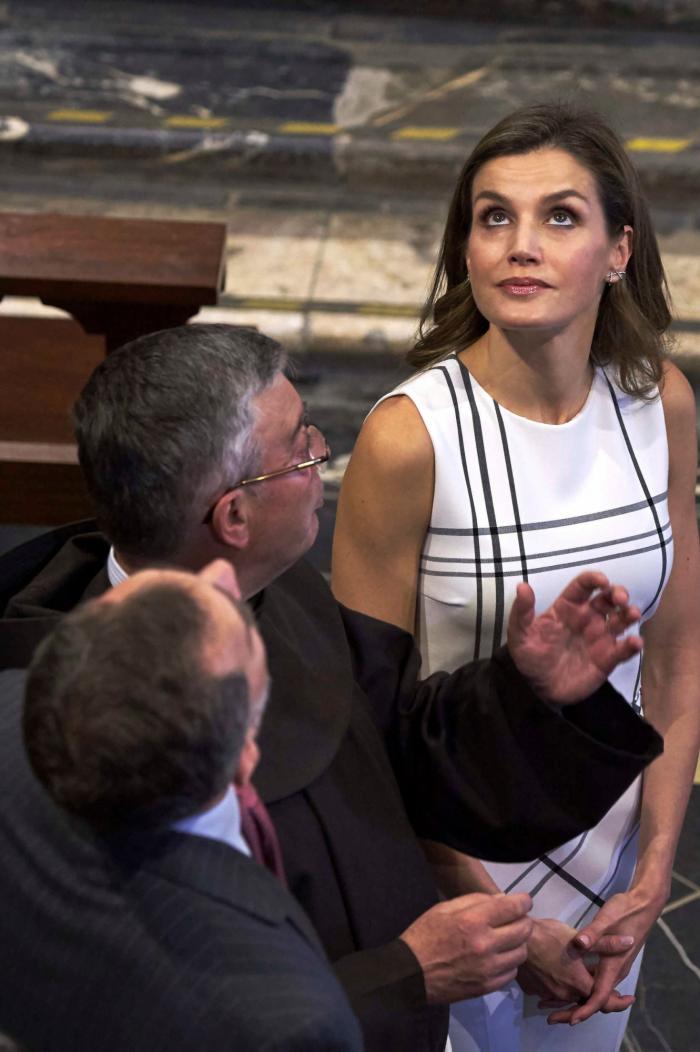 La reina Letizia recicla una falda de hace 13 años