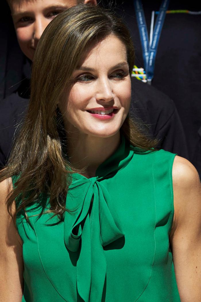 La reina Letizia recicla una falda de hace 13 años