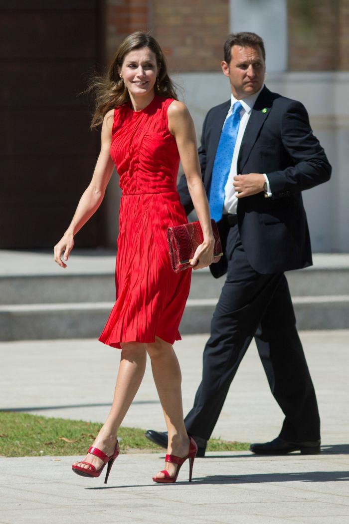 La reina Letizia recicla una falda de hace 13 años