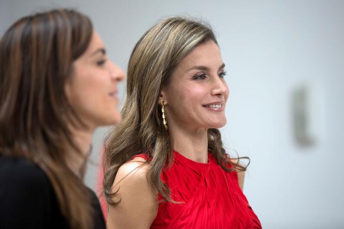 La reina Letizia recicla una falda de hace 13 años