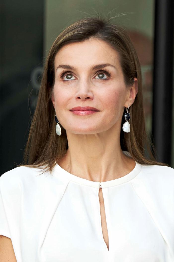 La reina Letizia recicla una falda de hace 13 años