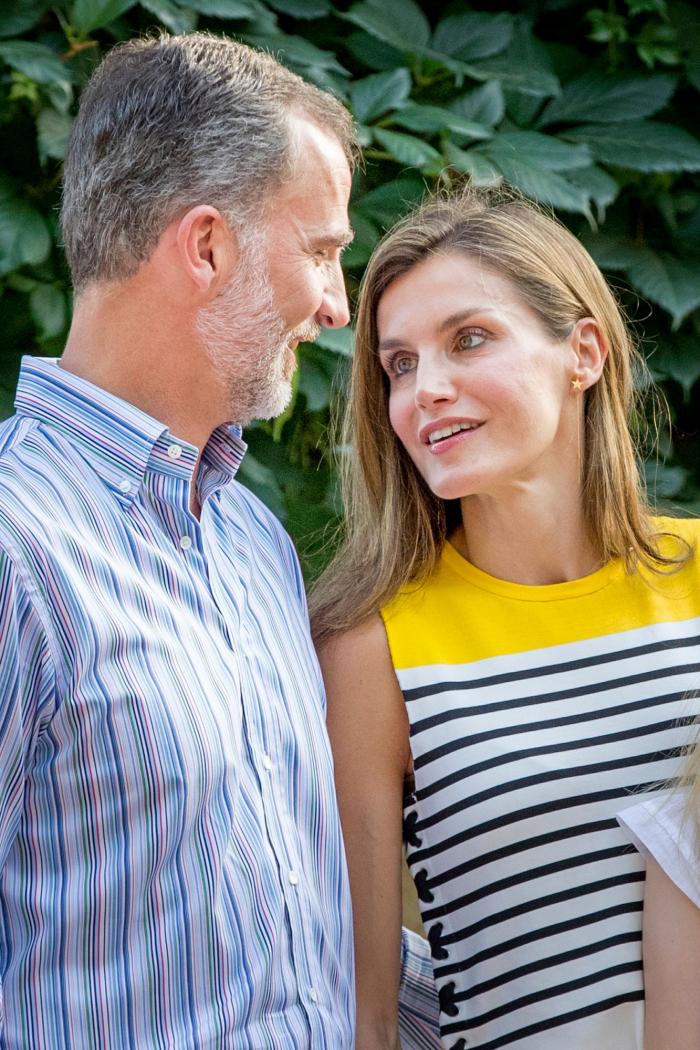 La reina Letizia recicla una falda de hace 13 años