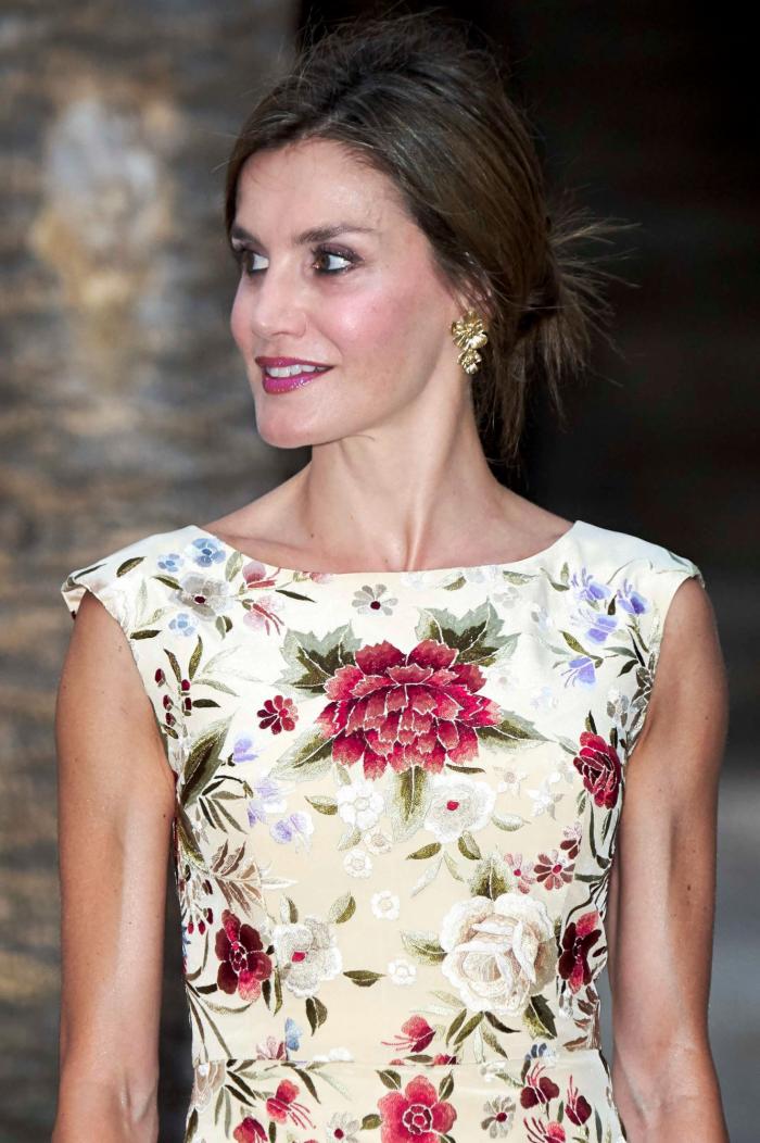 La reina Letizia recicla una falda de hace 13 años