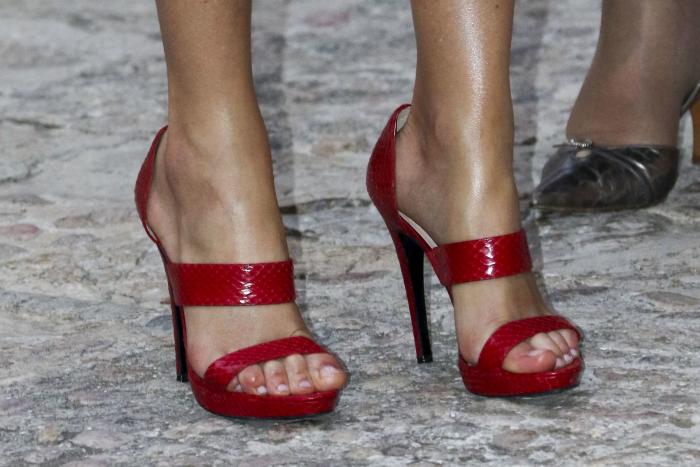 La reina Letizia recicla una falda de hace 13 años