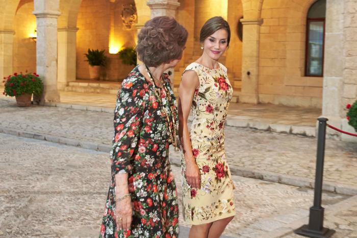 La reina Letizia recicla una falda de hace 13 años